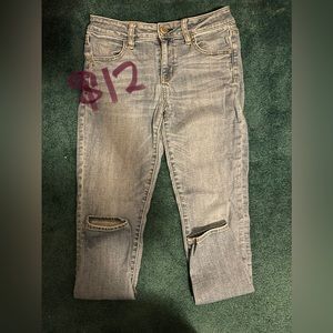 American eagle size 4; light blue ripped jegging